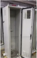 Шкаф газовый баллонный для 4х баллонов 40-50л., неутеплённый, с окном, на цоколе, с пандусом, без патрубка для вентиляции, с ложементами, RAL7035 разм. 2000х1200х500мм; сталь СТ3 1,5-2мм IP54.